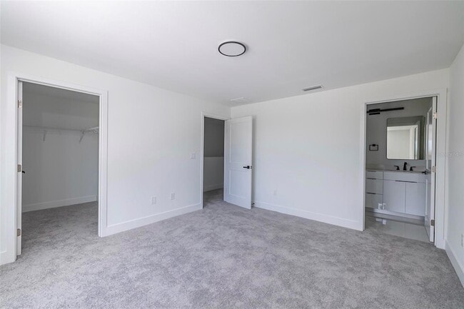 Building Photo - 2025 Barroso St