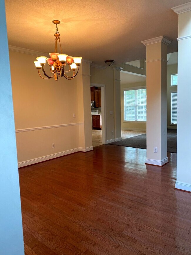 Building Photo - Large Home Settled on Culd-e-sac