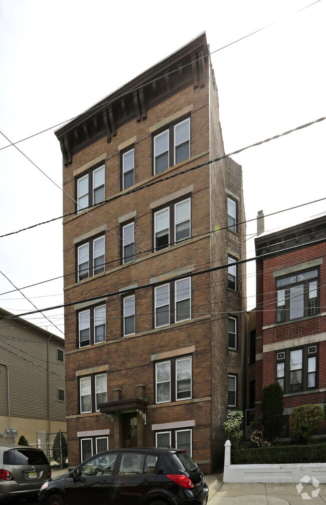 Building Photo - 261 Hutton St