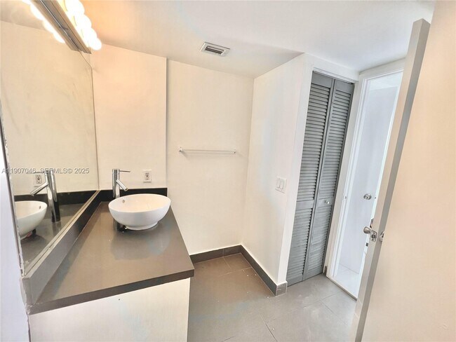 Building Photo - 3731 N Country Club Dr