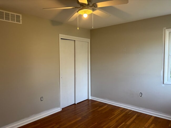 Building Photo - Spacious 4 Bed 1.5 Bath House