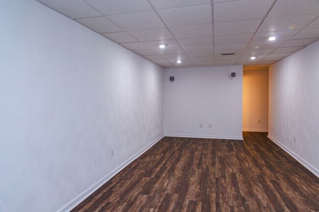Building Photo - New Listing!