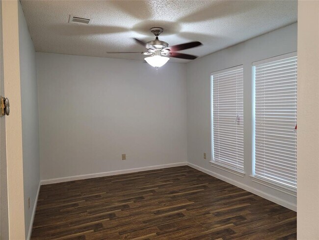Building Photo - 613 Hanover Dr