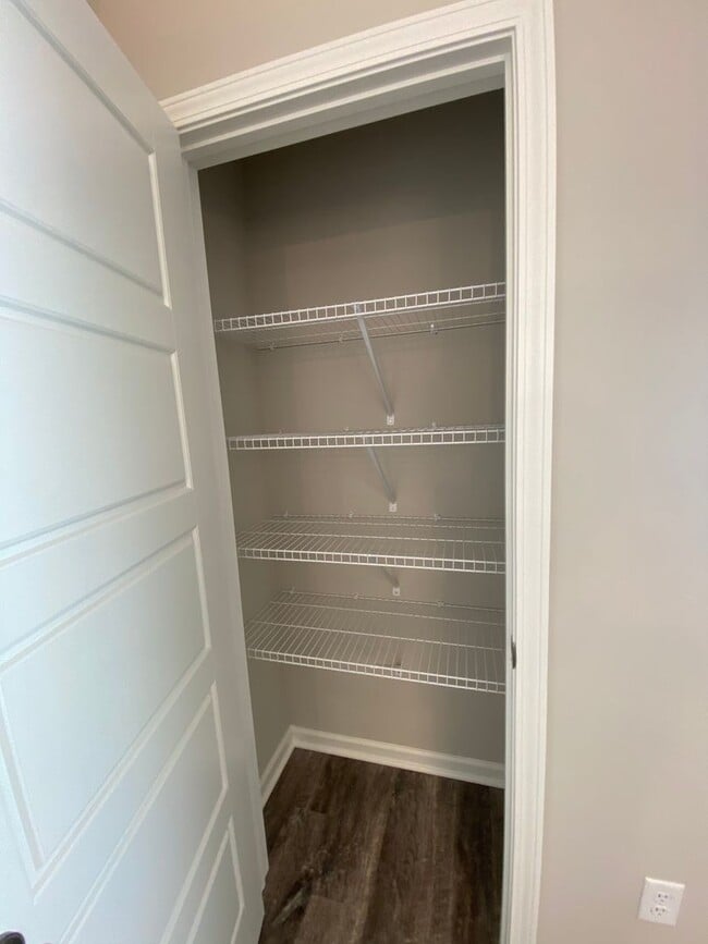 Building Photo - Like New Luxury Townhome! 3 BR, 2.5 BA, 1 Car Garage, Pool, Dog Park, and More!