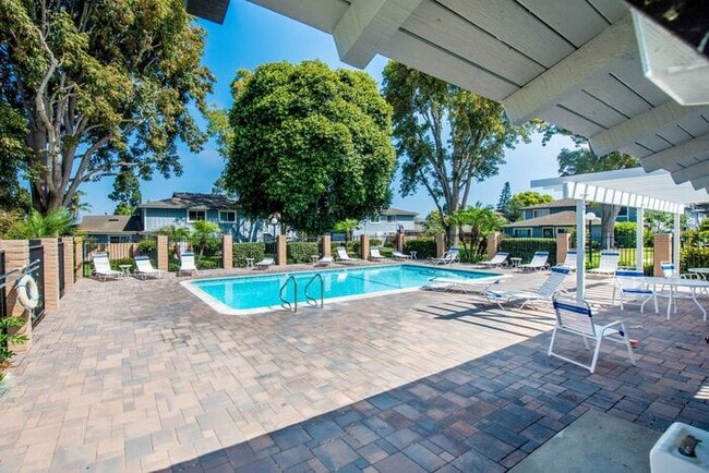 Building Photo - Huntington Beach Townhouse