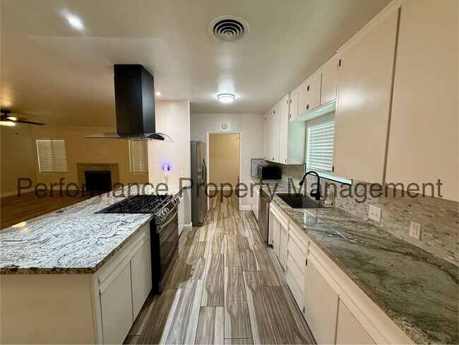 Building Photo - Gorgeous 3 Bed/3 Bath E Bakersfield Home w/ RBP & $0 Deposit Option