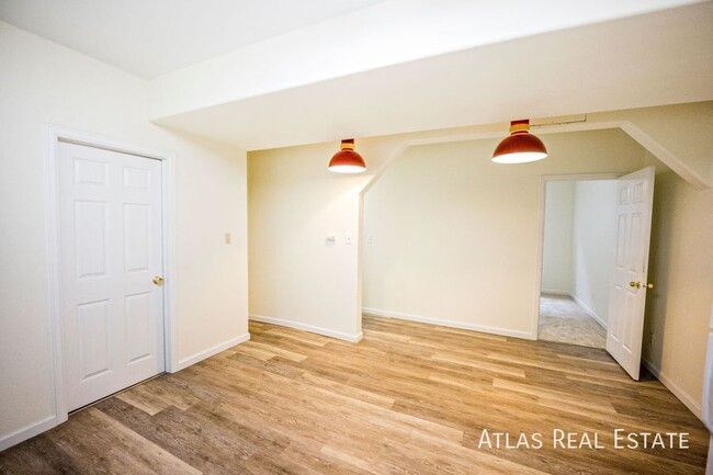 Building Photo - Spacious 2 bedroom in Berkely Just Minutes...