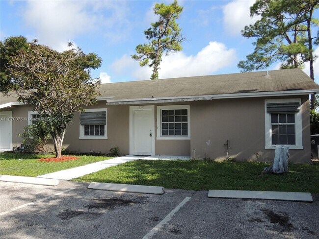 Building Photo - 2225 Laura Ln