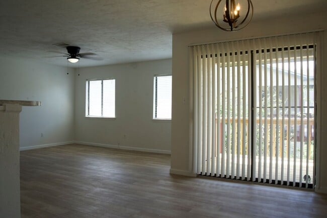 Building Photo - 2 Bedroom 2 1/2 bath in the Lakes Townhome...