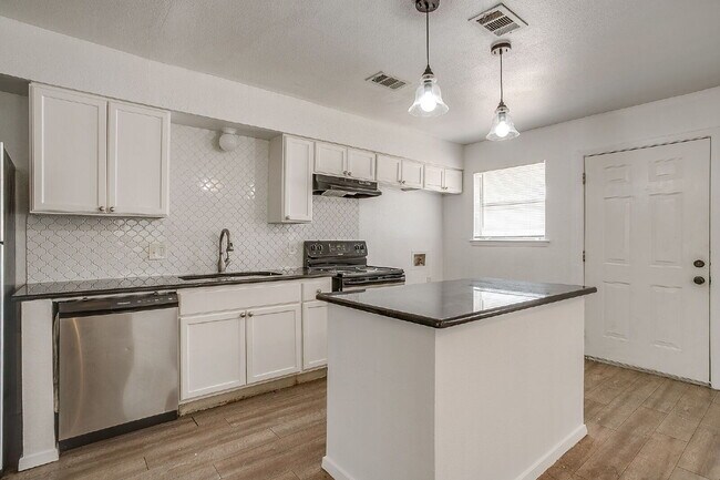 Building Photo - Charming 2 bedroom, 1 bath Fairmount Duplex