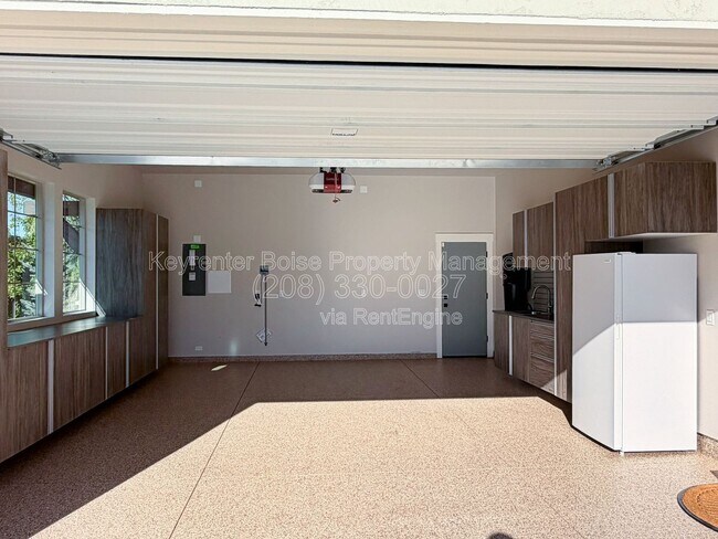 Building Photo - 8368 W Sparks Lake Dr