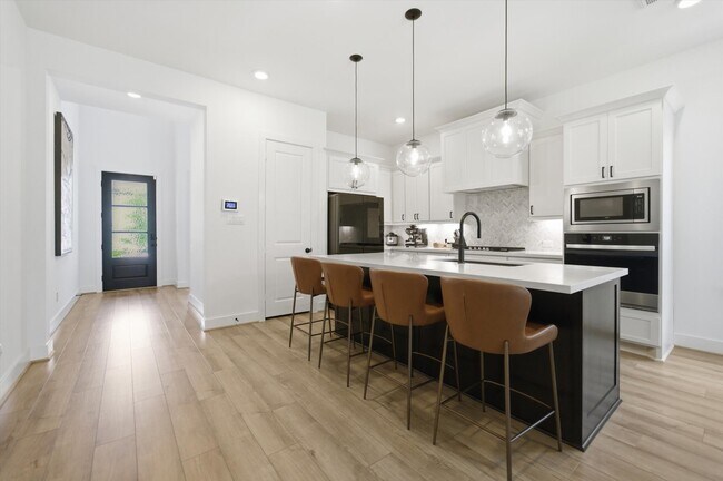 Building Photo - 8115 Fenway Hts Dr