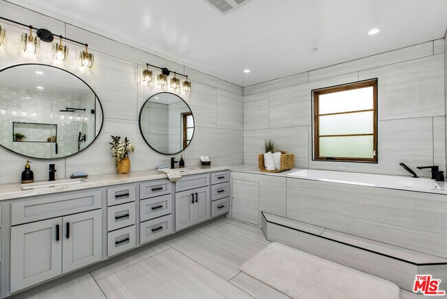 Building Photo - 6888 Alta Vista Dr