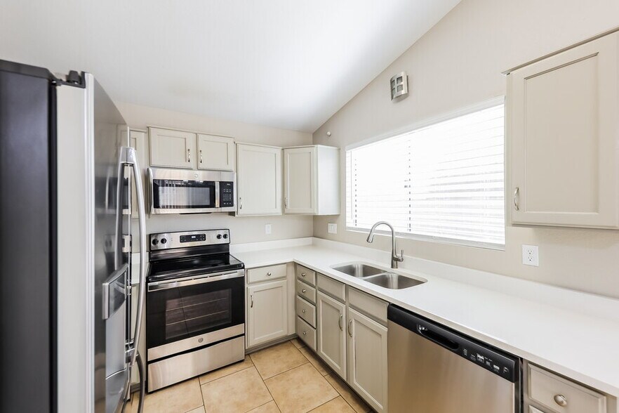 Building Photo - 11027 N 59th Dr