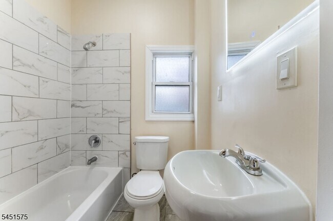Building Photo - 473 Flagg St