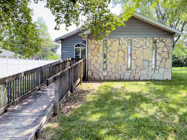 Building Photo - Large Backyard