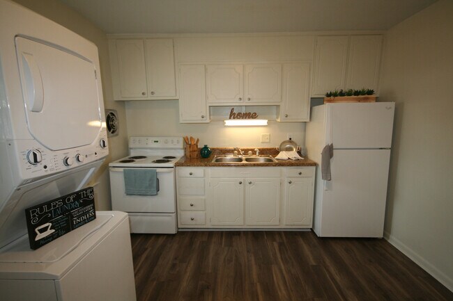 Building Photo - Renovated Apartment Near Duke West / W&D / Garden Plots