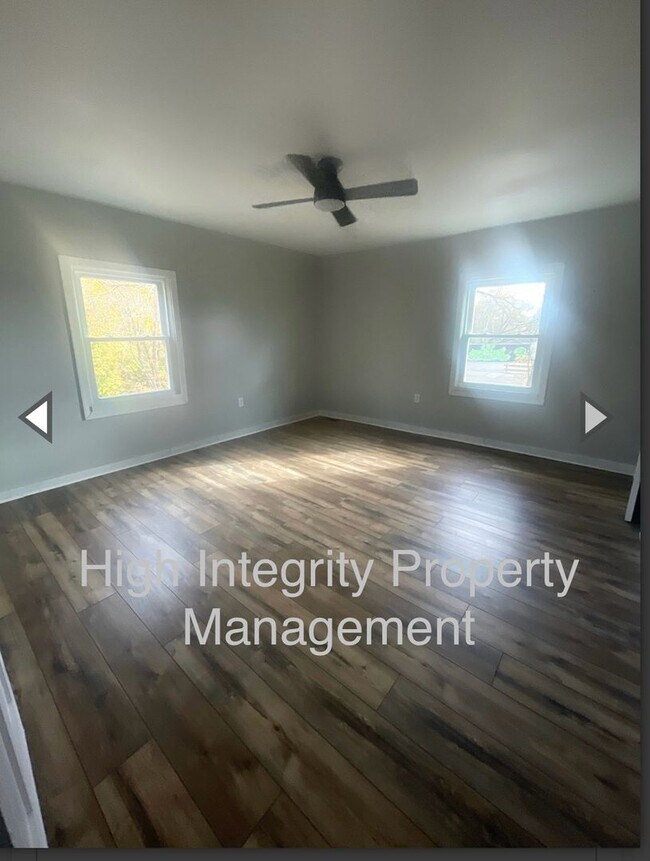 Building Photo - 3032 Lake Rd