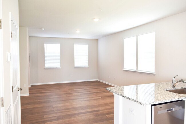 Building Photo - Stunning NEW Townhouse in Heritage Trace!