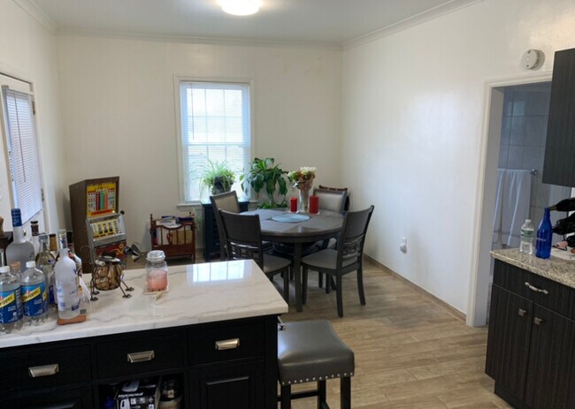 Building Photo - 6 Laurel Ave