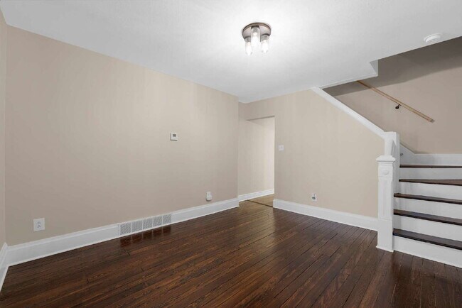 Building Photo - "Beautiful 3-Bedroom, 2-Full Bath Duplex Featuring Hardwood Floors and a Fenced Yard!"