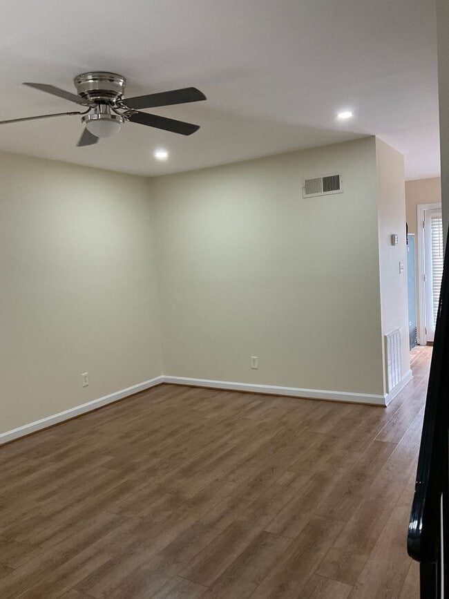 Building Photo - Spacious 2 Bedroom Apartment Available Now!