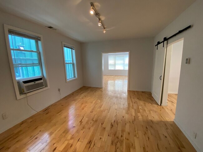 Building Photo - 1628 W 21st Pl