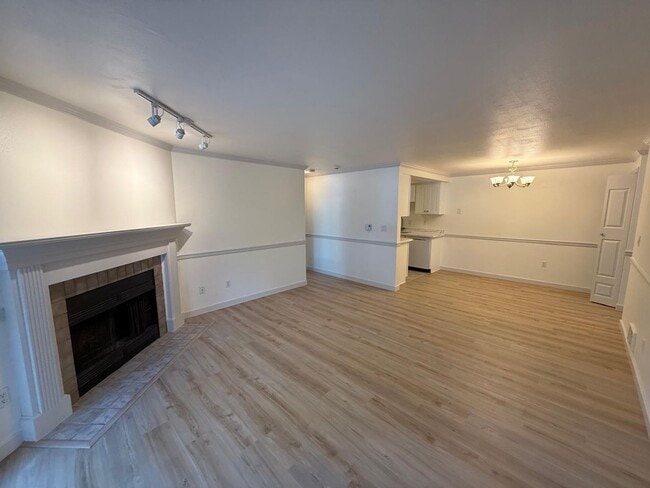 Building Photo - Two Bedroom Two Bathroom In Mountlake Terrace