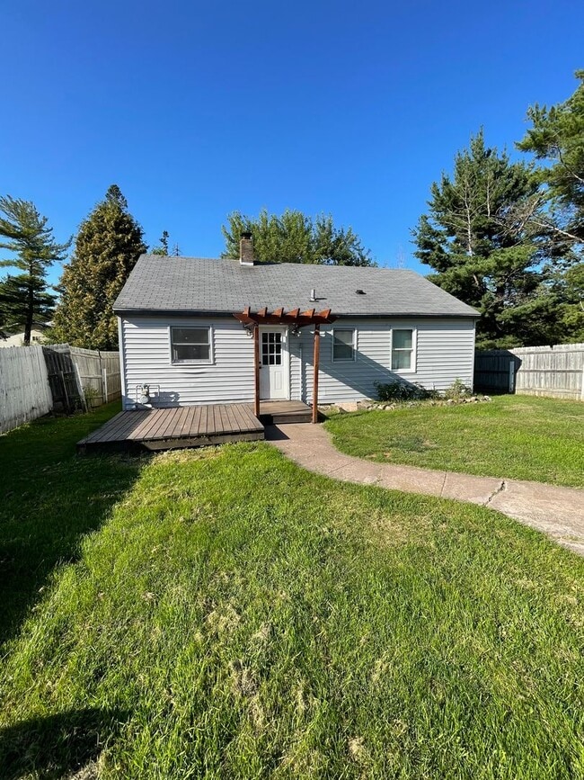 Building Photo - AVAILABLE NOW - 2 Bedroom, 1 Bath Two Harb...