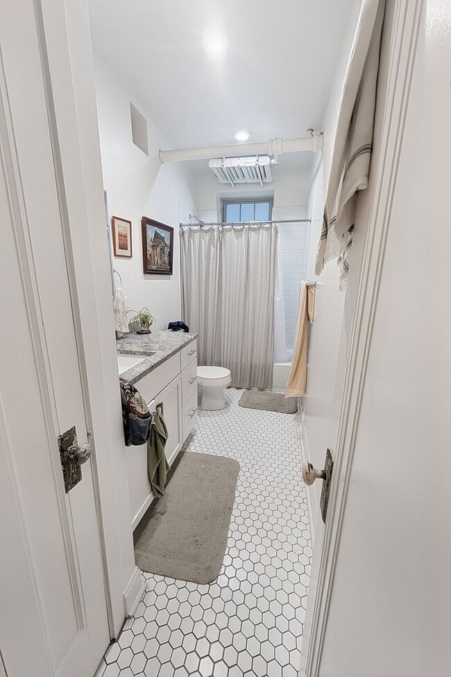 Building Photo - Newly Renovated 1 BR in Loyola on Lovely Quiet Block