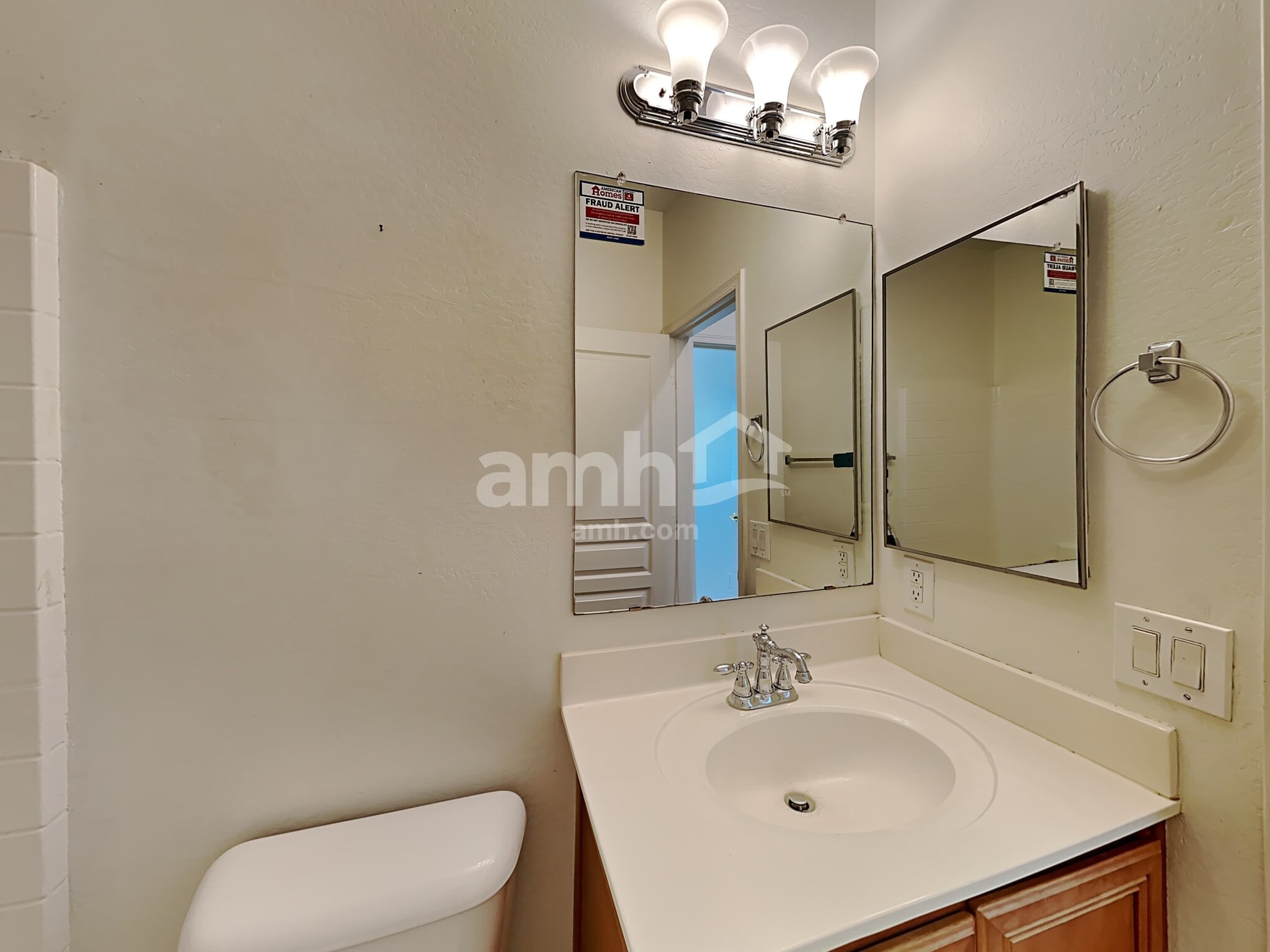 Building Photo - 9428 W Riverside Ave