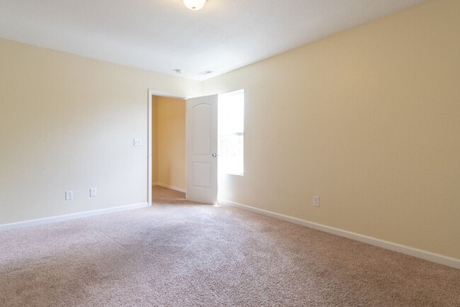 Building Photo - MOVE IN READY 3 Bedroom!