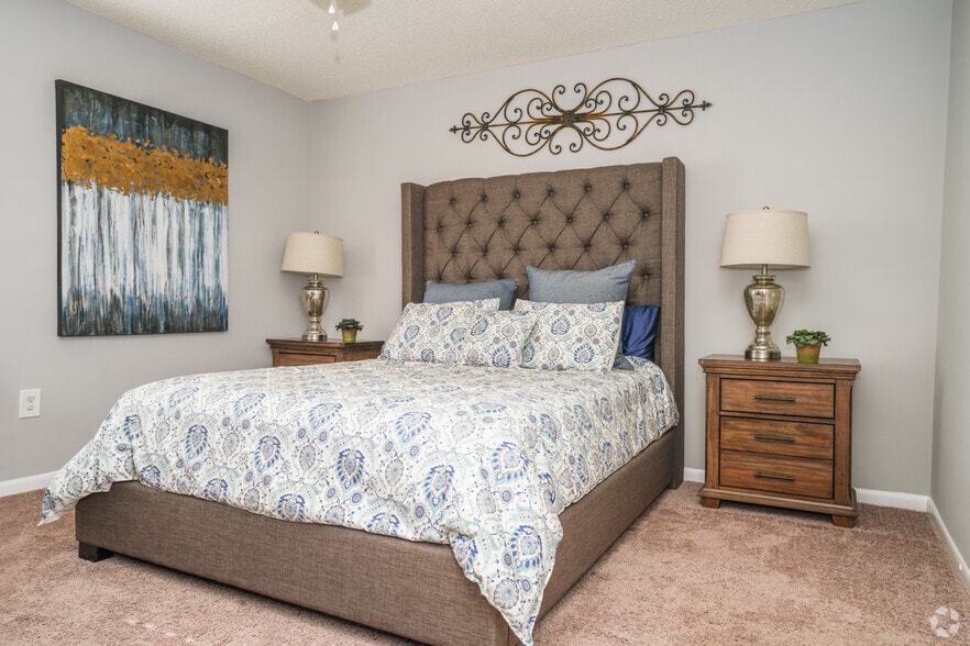 2BR, 2BA - 989SF - Primary Bedroom - Lakeland East