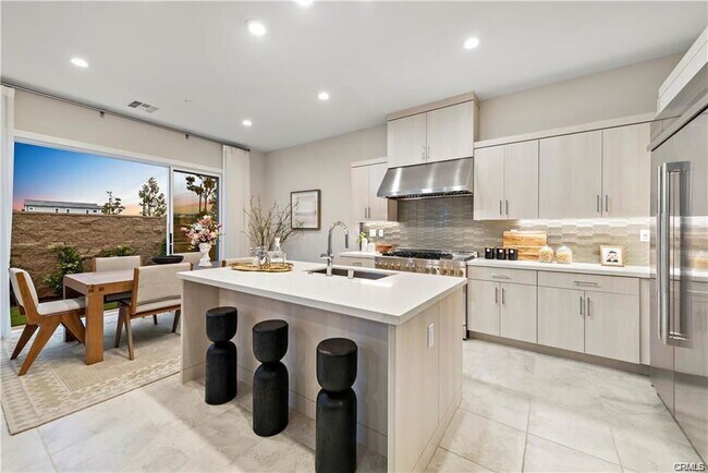 Building Photo - 220 Burwood