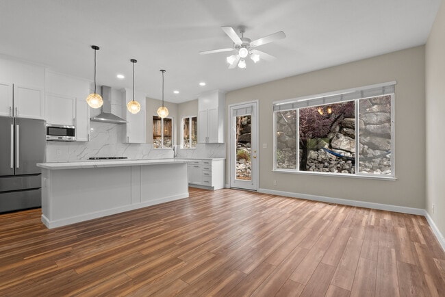 Building Photo - 2720 Avenida De Landa