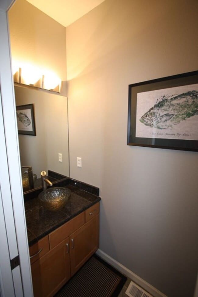 Building Photo - 3 Bed, 2.5 Bath Condo in Eagle River
