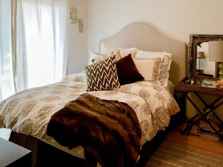 Building Photo - 1321 W Belmont Ave