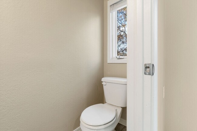 Building Photo - Gorgeous 5 bedroom, 2.5 bath House on a .88 Acre Lot in Fort Smith!