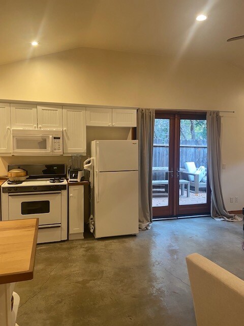 Building Photo - 1268 Old Topanga Canyon Rd