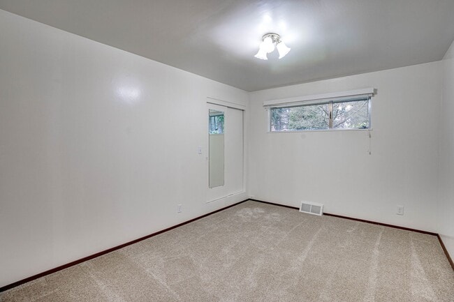 Building Photo - Edmonds 3 Bedroom, 1 Bathroom Mid-Century ...