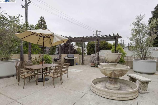 Community Courtyard/BBQ Area - 1801 University Ave