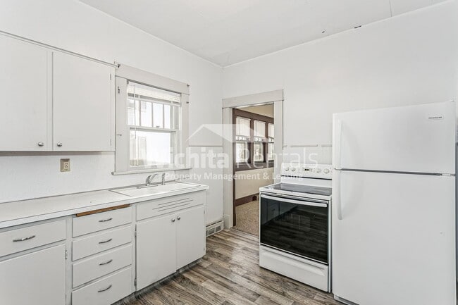 Building Photo - Newton house available for rent!