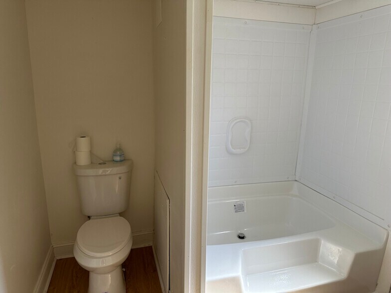 Building Photo - 5105 Estate Dr