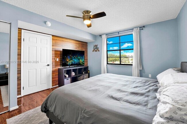 Building Photo - 6049 Balboa Cir