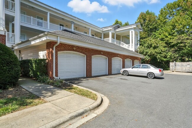 Building Photo - Move-in Ready: 2 Bedroom Condo!