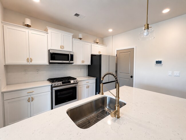 Building Photo - Beautiful 3-Bedroom Home in Desirable Chestnut Ridge