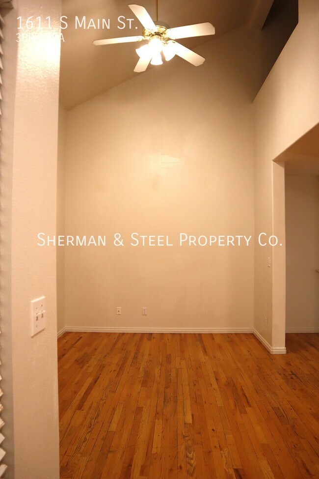 Building Photo - 1611 S Main St