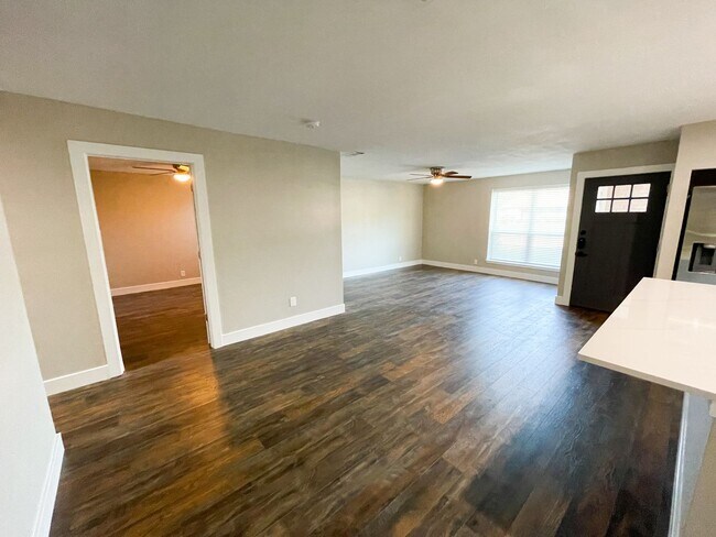 Building Photo - 4 bdrm, 2 bath - NEWLY Remodeled
