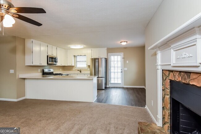 Building Photo - 584 Brooks St