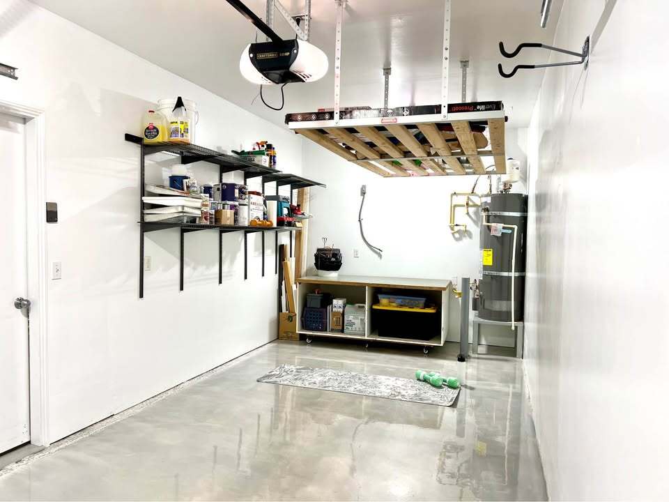 Bright Garage w/Epoxy Floor - 737 241st Ln SE